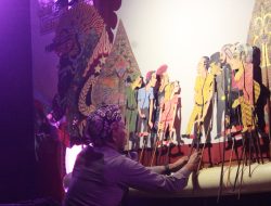 Kapolsek Kediri Kota Jadi Dalang Wayang Cangkrukan, Ajak Warga Jaga Kamtibmas Lewat Seni Budaya
