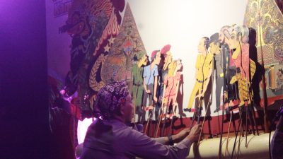 Kapolsek Kediri Kota Jadi Dalang Wayang Cangkrukan, Ajak Warga Jaga Kamtibmas Lewat Seni Budaya