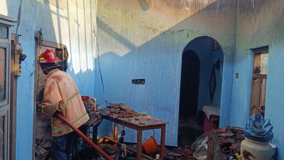 Diduga Korsleting Listrik, Rumah Warga di Kayen Kidul Kediri Terbakar, Kerugian Capai Rp50 Juta