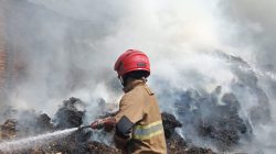 Sampah Dibakar Tanpa Pengawasan, Tumpukan Sepah Tebu di Ngadiluwih Kediri Terbakar