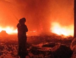Gudang Rosok di Wates Kediri Terbakar Diduga Akibat Sisa Pembakaran Sampah, Kerugian Capai Rp10 Juta