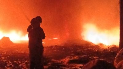 Gudang Rosok di Wates Kediri Terbakar Diduga Akibat Sisa Pembakaran Sampah, Kerugian Capai Rp10 Juta