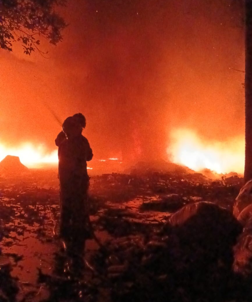 Gudang Rosok di Wates Kediri Terbakar Diduga Akibat Sisa Pembakaran Sampah, Kerugian Capai Rp10 Juta