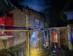 Konsleting Listrik Picu Kebakaran Rumah di Pare, Kerugian Ditaksir Rp25 Juta