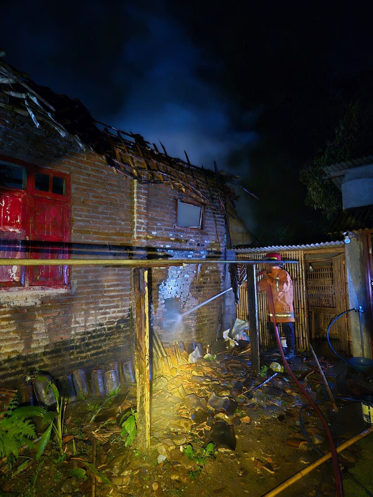 Konsleting Listrik Picu Kebakaran Rumah di Pare, Kerugian Ditaksir Rp25 Juta