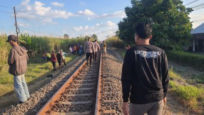 Petugas Polsek Kras evakuasi korban kecelakaan kereta di Kras Selasa sore (ist)