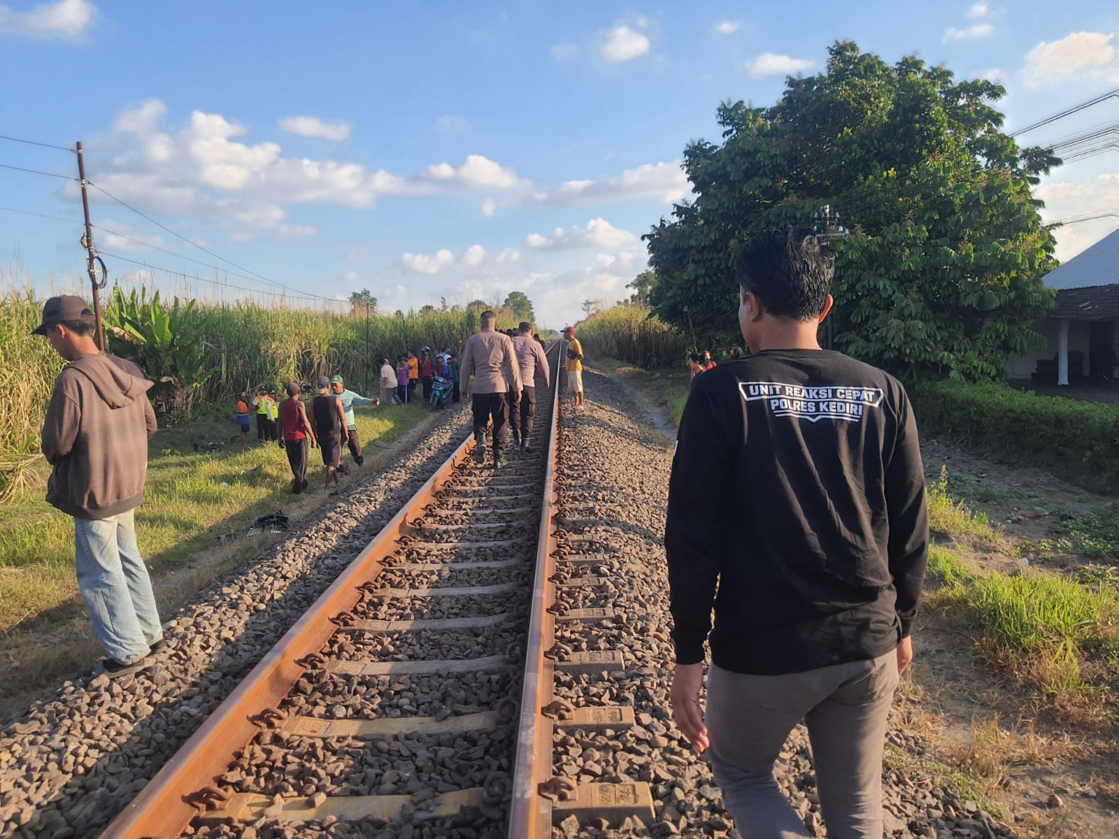 Petugas Polsek Kras evakuasi korban kecelakaan kereta di Kras Selasa sore (ist)