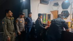 Petugas Gabungan Razia Kafe di Ngasem, Belasan Botol Miras Diamankan