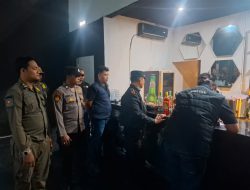Petugas Gabungan Razia Kafe di Ngasem, Belasan Botol Miras Diamankan