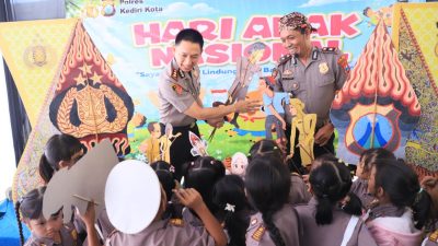 Peringati Hari Anak Nasional, Kapolres Kediri Kota Pentaskan Wayang Edukatif di Mapolsek Kediri Kota