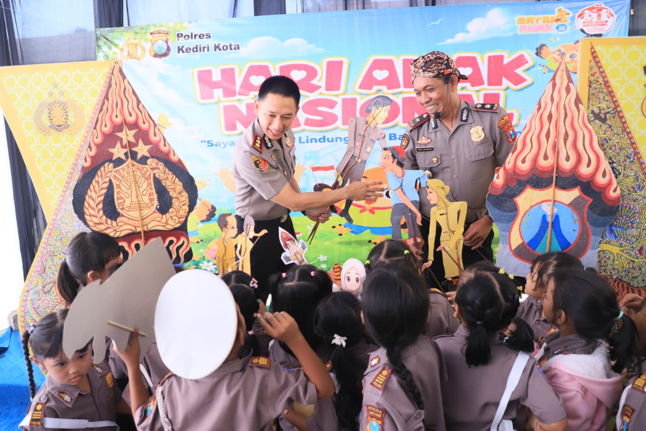 Peringati Hari Anak Nasional, Kapolres Kediri Kota Pentaskan Wayang Edukatif di Mapolsek Kediri Kota