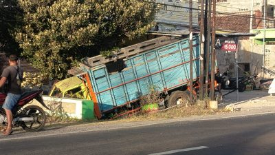 Truk Tabrak Warung Nasi Goreng di Sukorejo, Sopir Klaim Hindari Penyeberang Jalan