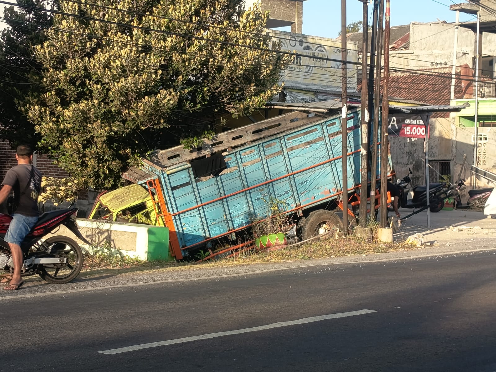 Truk Tabrak Warung Nasi Goreng di Sukorejo, Sopir Klaim Hindari Penyeberang Jalan