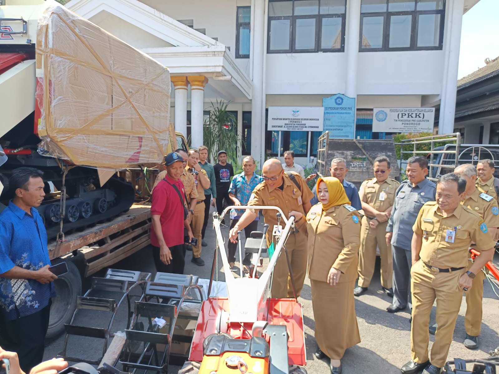 Pemkab Ponorogo Salurkan Bantuan Alsintan kepada 44 Kelompok Tani, Dukung Swasembada Pangan
