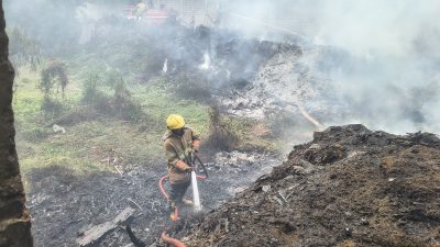 Sepah Tebu di PG Ngadirejo Terbakar, Damkar Kabupaten Kediri Berhasil Padamkan Api dalam 1,5 Jam