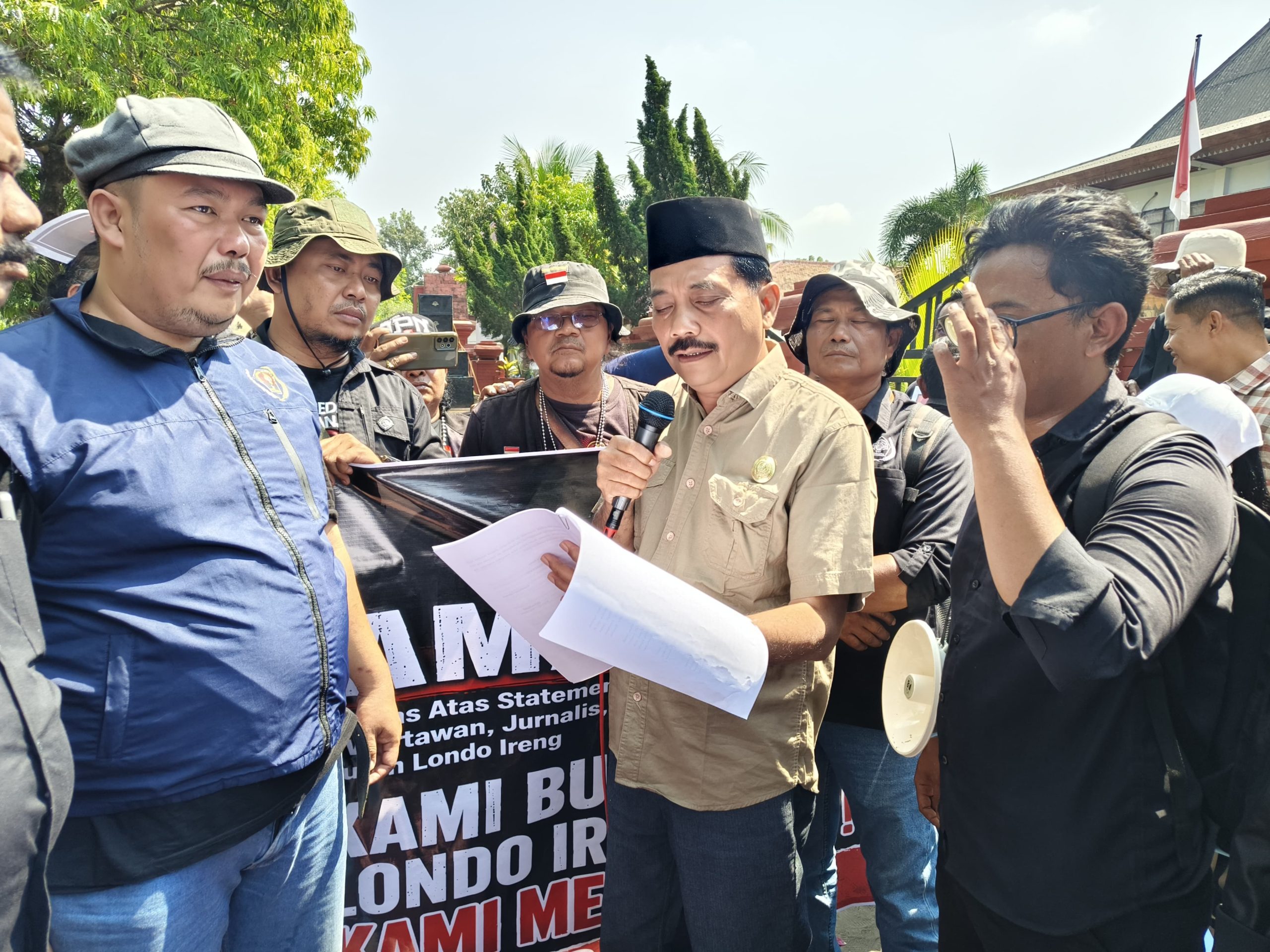 PWI dan IJTI Nganjuk Gelar Aksi Damai, Desak DPRD Kawal Tuntutan Klarifikasi Presiden soal Istilah "Londo Ireng"
