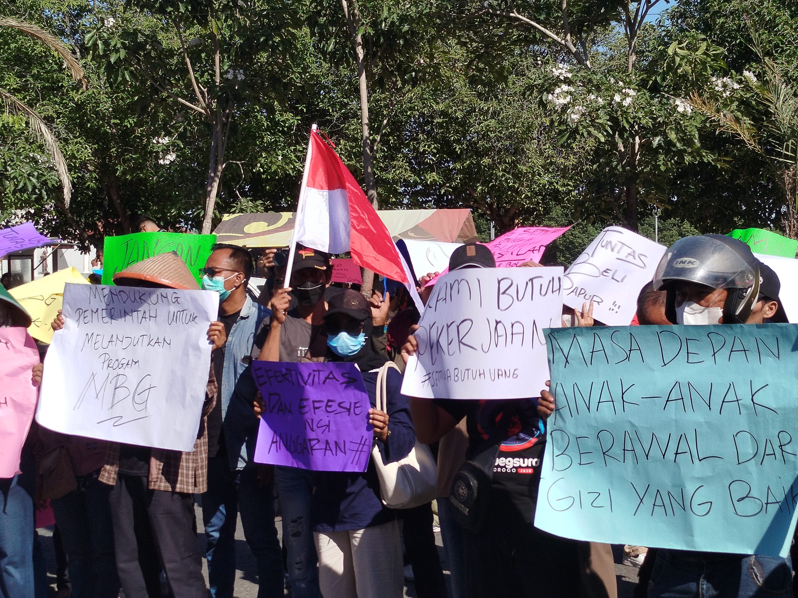 Ratusan Warga Gelar Aksi Damai di DPRD Ponorogo, Dukung Keberlanjutan Program MBG