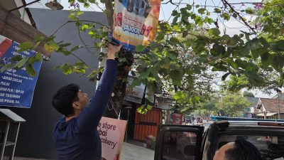 Satpol PP Tulungagung Tertibkan 28 Reklame Ilegal, Enam Dipasang di Pohon