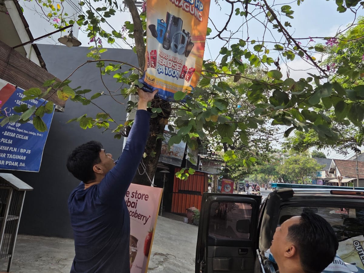 Satpol PP Tulungagung Tertibkan 28 Reklame Ilegal, Enam Dipasang di Pohon