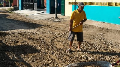Warga Tulungagung Patungan Perbaiki Jalan Rusak, Desak Pemkab Segera Bertindak
