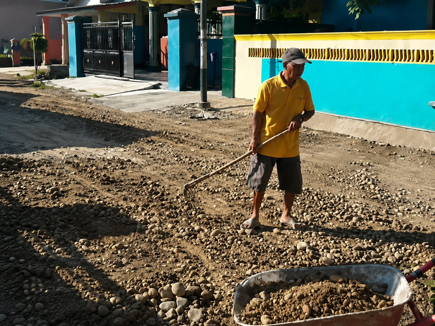 Warga Tulungagung Patungan Perbaiki Jalan Rusak, Desak Pemkab Segera Bertindak