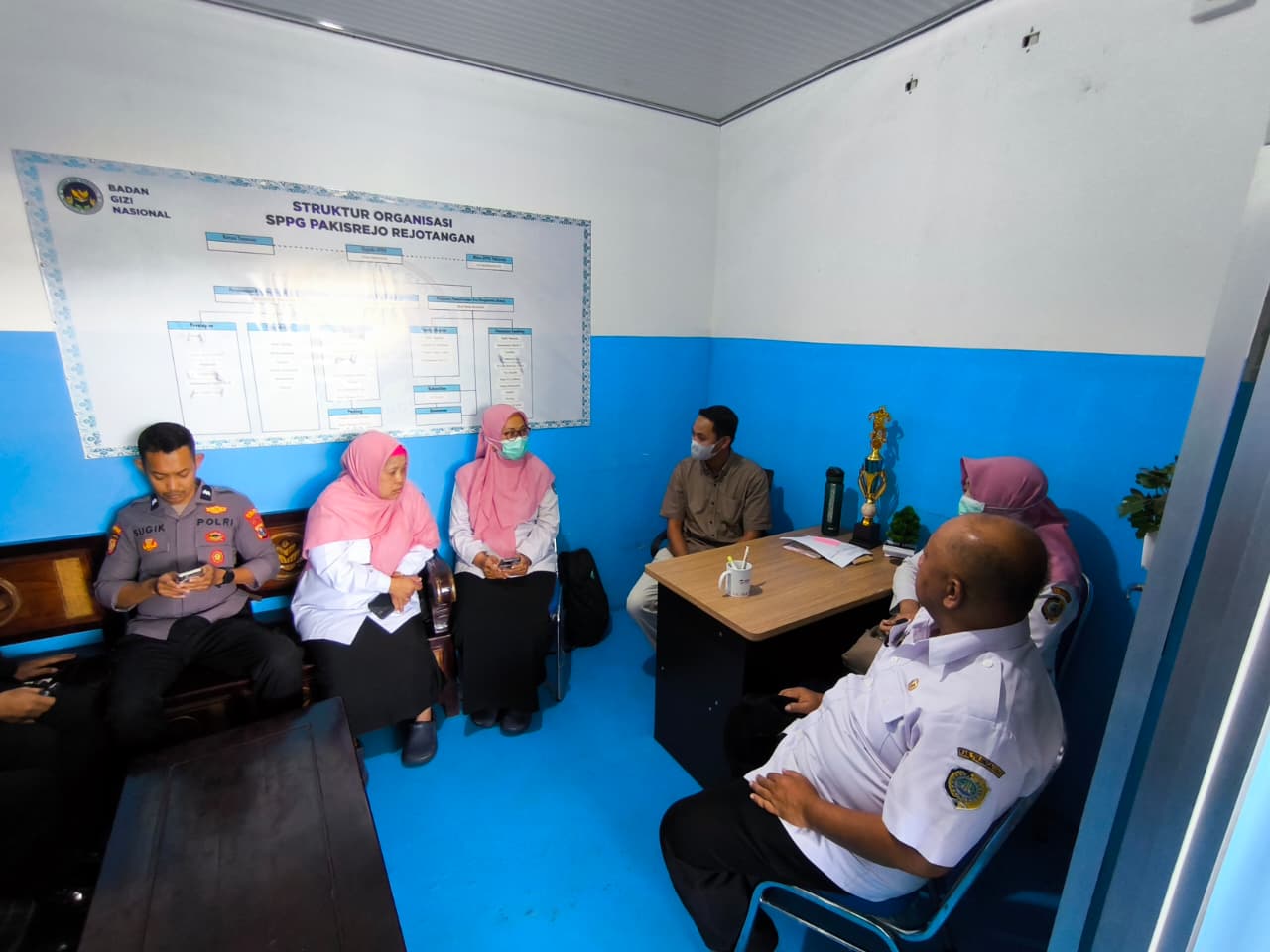 Tim Pengawas Keamanan Pangan Program MBG Kecamatan Rejotangan saat mendatangi dapur SPPG Pakisrejo (isal/