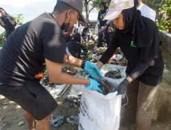 Aktivis Lingkungan Bersihkan Pantai Sidem, 100 Kilogram Sampah Plastik Terkumpul dalam 60 Menit