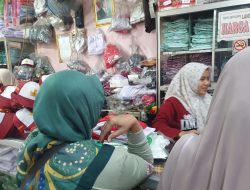 Jelang Tahun Ajaran Baru, Penjualan Seragam Sekolah di Tulungagung Meningkat, Omzet Justru Menurun