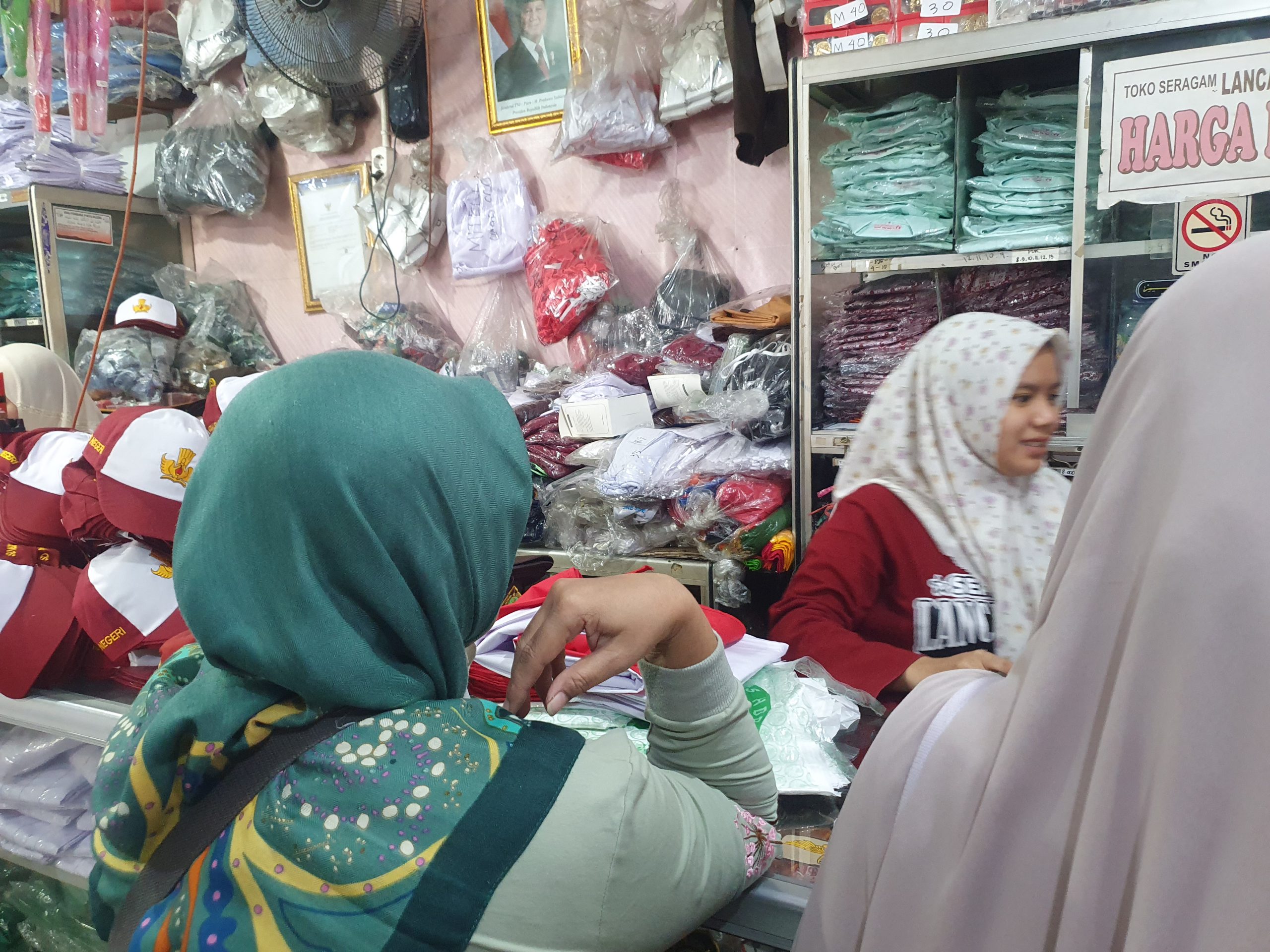 Jelang Tahun Ajaran Baru, Penjualan Seragam Sekolah di Tulungagung Meningkat, Omzet Justru Menurun
