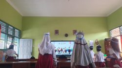 Demi Pertahankan Sekolah, Guru SDN 2 Plandaan Tulungagung Sisihkan Gaji untuk Fasilitas Siswa Baru