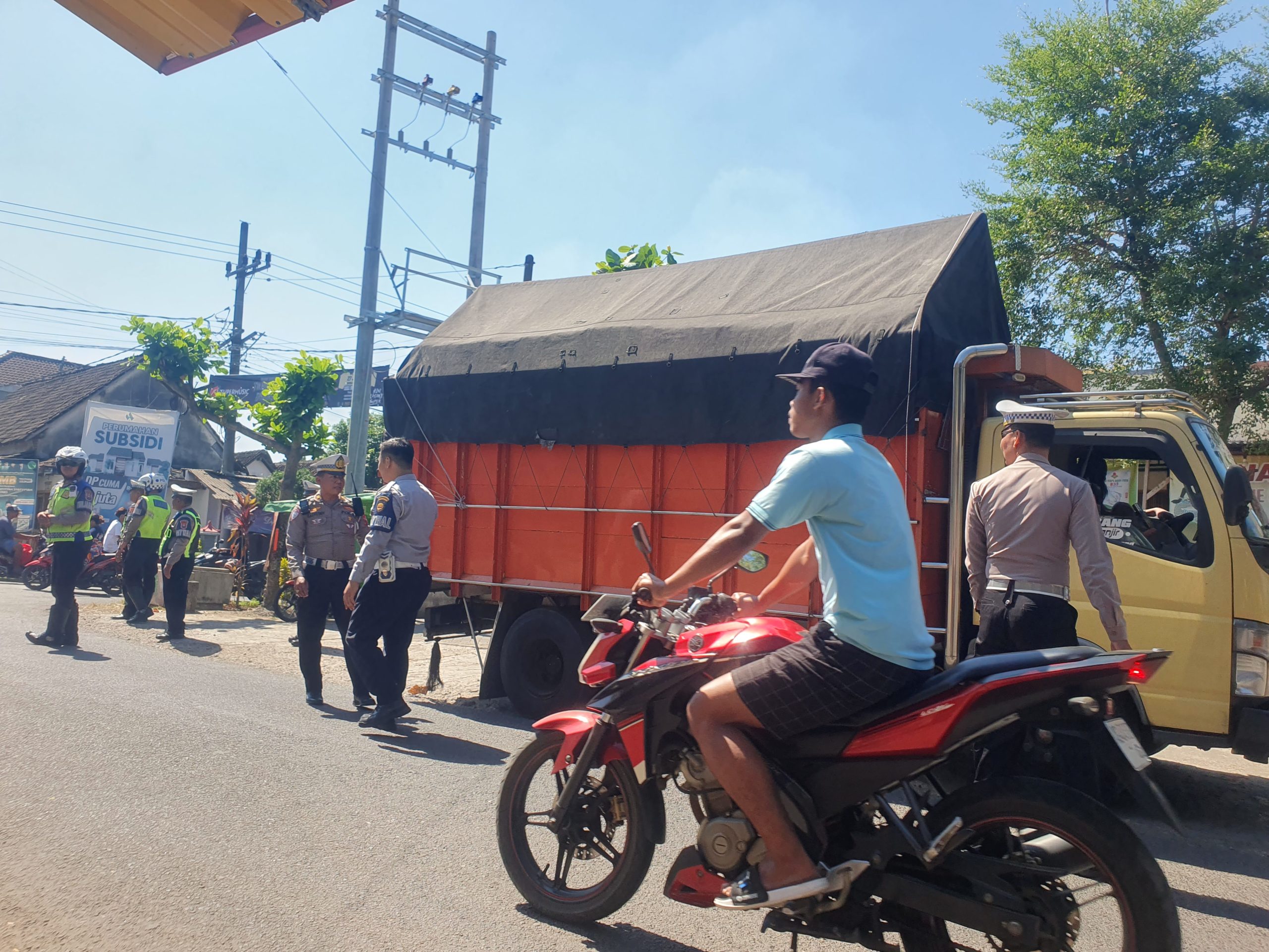 Nekat Terobos Jalur Alternatif, 26 Truk Bertonase Besar di Tulungagung Ditilang