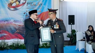 Bupati Kediri Mas Dhito Terima Penghargaan pada Peringatan Hari Bhayangkara ke-80