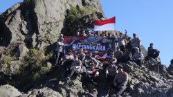 Rayakan Hari Bhayangkara ke-80, Personel Polres Blitar Gelar Pendakian Gunung Kelud