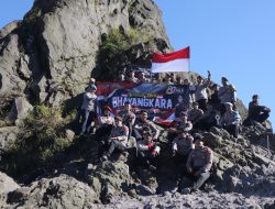 Rayakan Hari Bhayangkara ke-80, Personel Polres Blitar Gelar Pendakian Gunung Kelud