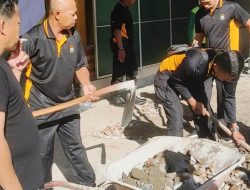Peringati HUT Bhayangkara ke-80, Polres Blitar Gelar Bakti Religi Bersihkan Musala