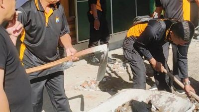 Peringati HUT Bhayangkara ke-80, Polres Blitar Gelar Bakti Religi Bersihkan Musala