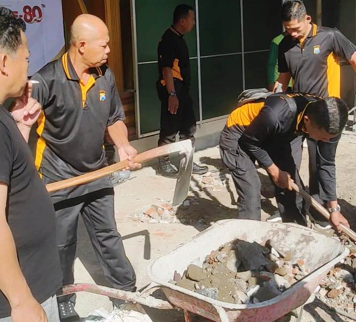 Peringati HUT Bhayangkara ke-80, Polres Blitar Gelar Bakti Religi Bersihkan Musala
