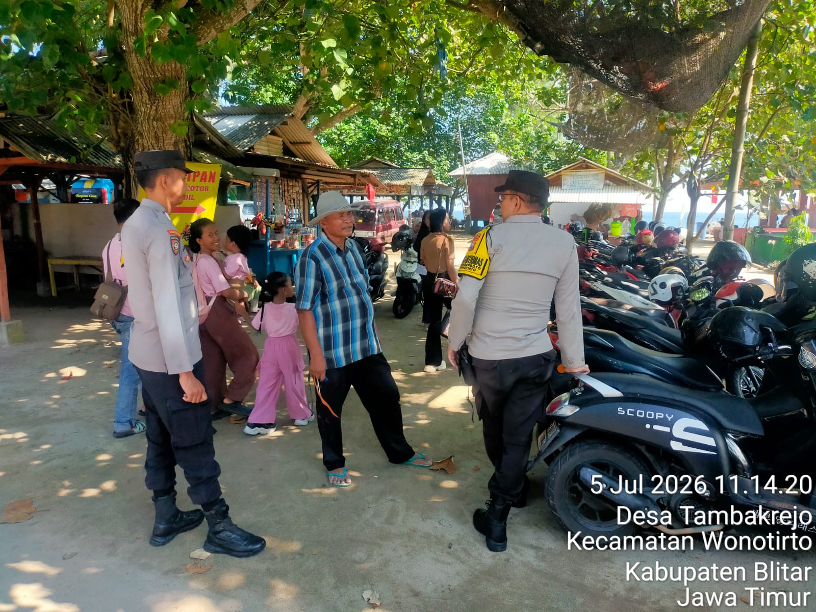Patroli Wisata Pantai Tambak, Polsek Wonotirto Hadirkan Rasa Aman bagi Pengunjung