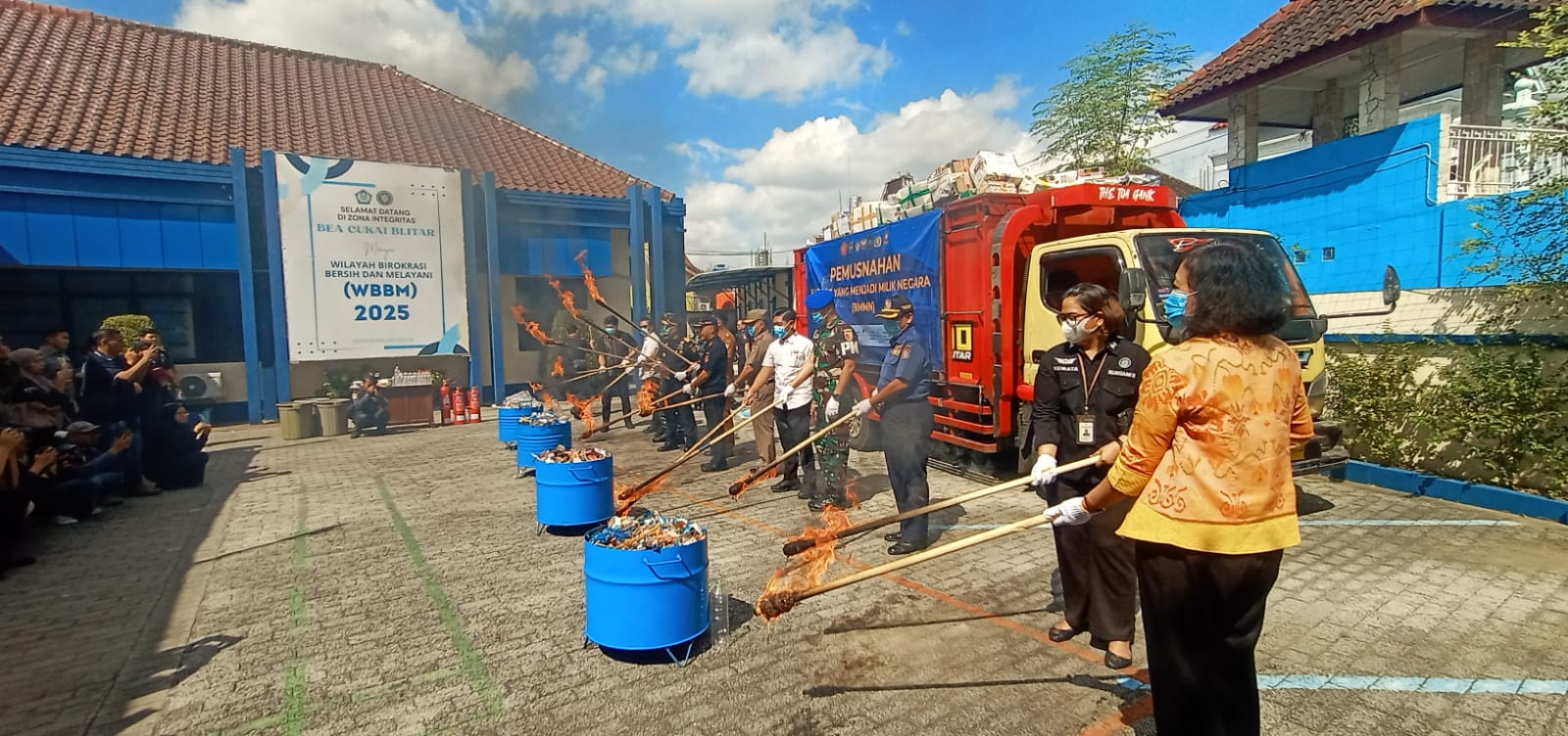 Bea Cukai Blitar Musnahkan 1,9 Juta Batang Rokok Ilegal dan Ribuan Liter Miras, Potensi Kerugian Negara Rp1,8 Miliar
