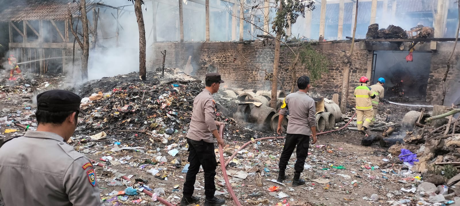 Api Hanguskan Kandang di Garum, Tiga Kambing dan Toyota Hiace Ludes Terbakar