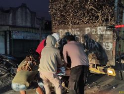 Diduga Mengantuk, Pengendara Motor Terluka Setelah Menabrak Truk yang Parkir di Blitar