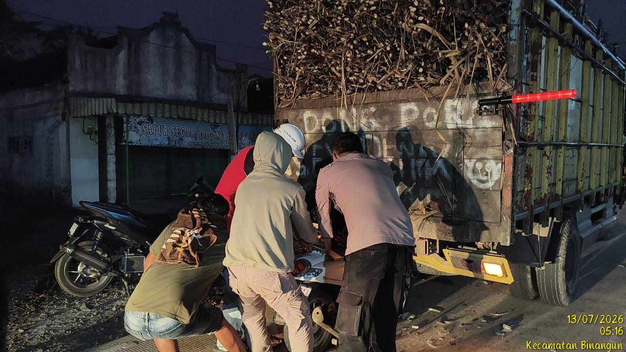 Diduga Mengantuk, Pengendara Motor Terluka Setelah Menabrak Truk yang Parkir di Blitar