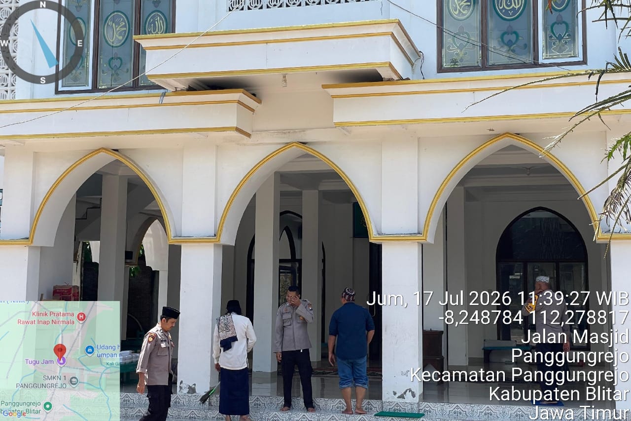 Polsek Panggungrejo Amankan Salat Jumat, Pastikan Jamaah Beribadah dengan Aman dan Nyaman