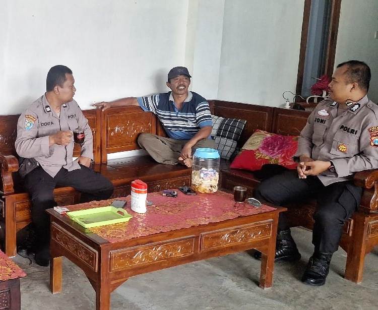 Patroli Kopling, Polsek Selorejo Bangun Kedekatan dengan Warga Lewat Dialog Santai Sambil Ngopi