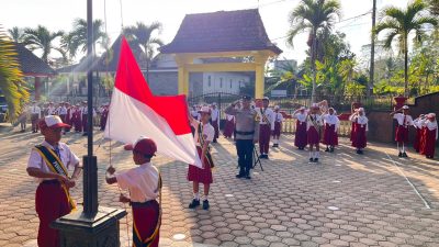 Polisi Senin Masuk Sekolah, Polsek Wates Tanamkan Disiplin dan Dekatkan Polri dengan Pelajar