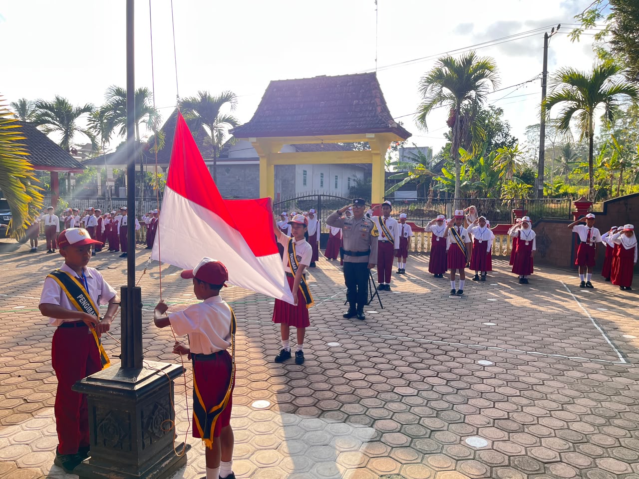 Polisi Senin Masuk Sekolah, Polsek Wates Tanamkan Disiplin dan Dekatkan Polri dengan Pelajar