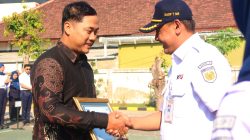 Cegah Potensi Kecelakaan di Perlintasan Mengkreng, KAI Daop 7 Madiun Beri Penghargaan kepada Aris Susanto