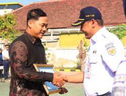 Cegah Potensi Kecelakaan di Perlintasan Mengkreng, KAI Daop 7 Madiun Beri Penghargaan kepada Aris Susanto