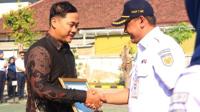 Cegah Potensi Kecelakaan di Perlintasan Mengkreng, KAI Daop 7 Madiun Beri Penghargaan kepada Aris Susanto