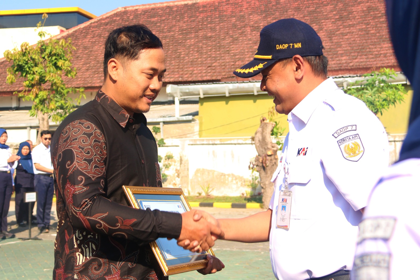 Cegah Potensi Kecelakaan di Perlintasan Mengkreng, KAI Daop 7 Madiun Beri Penghargaan kepada Aris Susanto